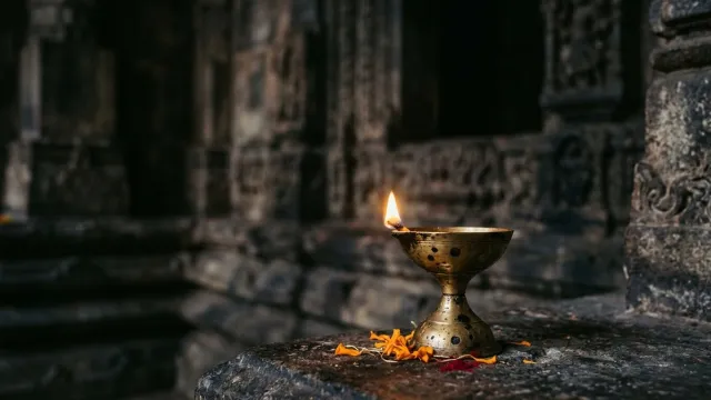मंदिर के गर्भगृह में जलता हुआ एक पीतल का दीपक